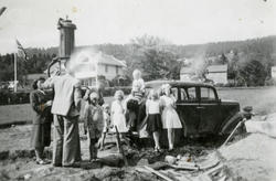 Ved bensinpumpen til Verftets Handel på Fuglset..I bakgrunne