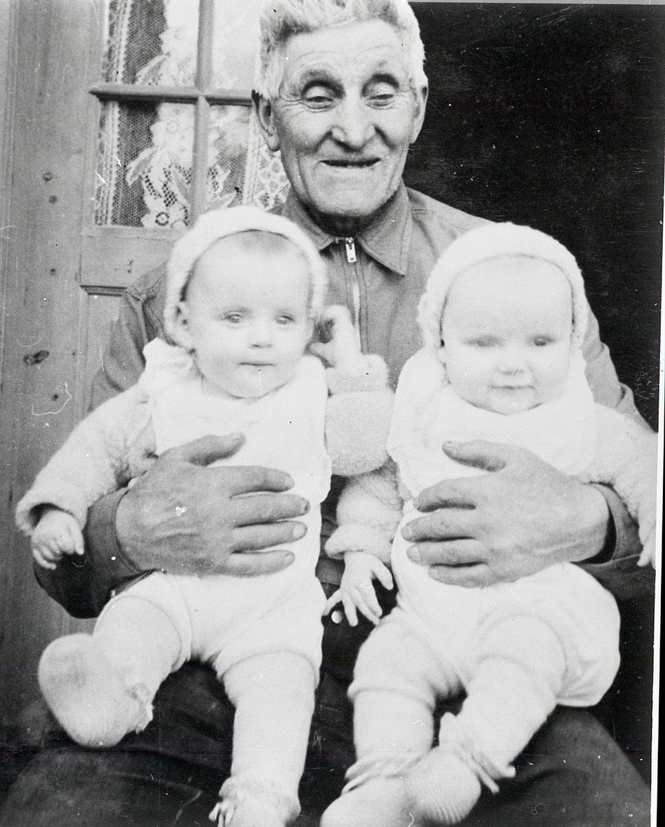 Portrett,skjorte, barnelue og sparkedress.
Olav Løstegard med barnebarna, tvilligane Ingeborg og Gunn Løstegård.