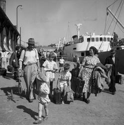 Feriereisende med båt og tog