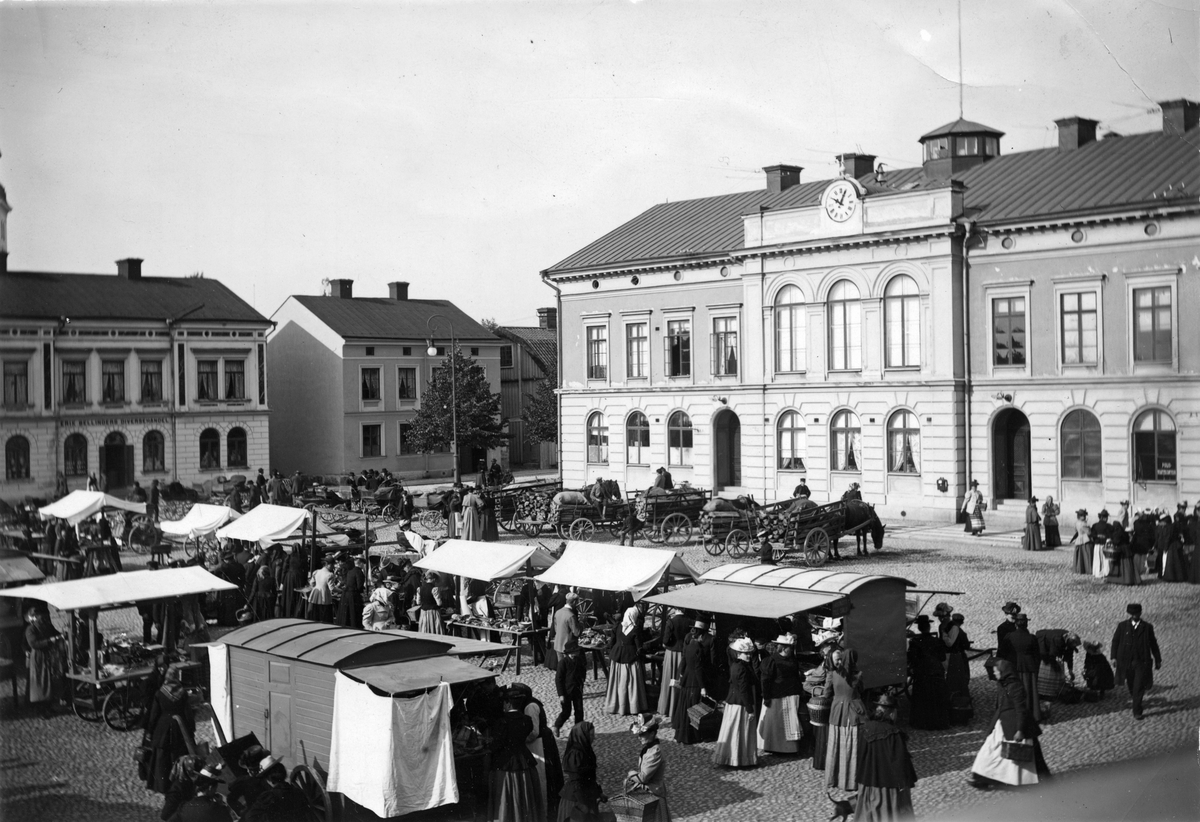 Marknadsdag på Stora Torget, omkring 1900.