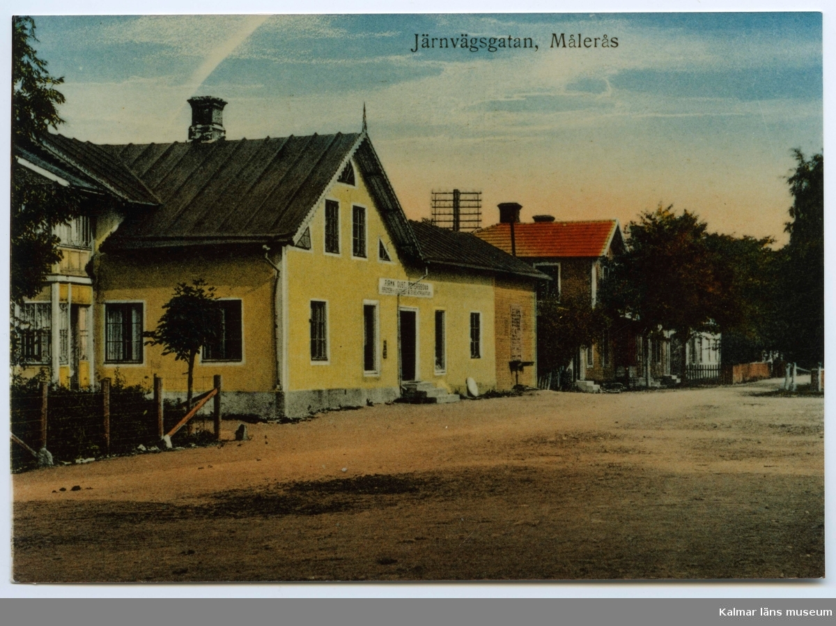 Kolorerat vykort med motiv från Järnvägsgatan i Målerås.