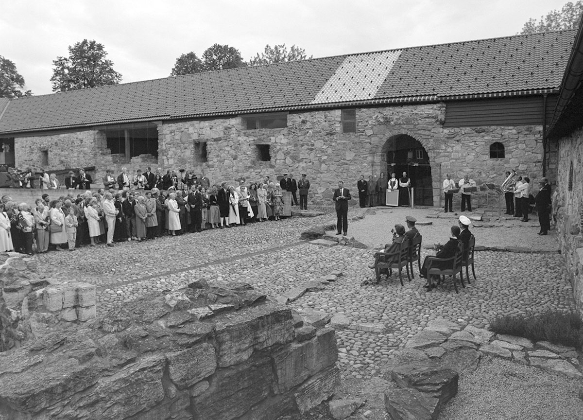 Signingsreisen 1991, Domkirkeodden, Borggården, Storhamarlåven. Kong Harald 5 og dronning Sonja, museumsbestyrer Ragnar Pedersen orienterer  om Hamarkaupangen.