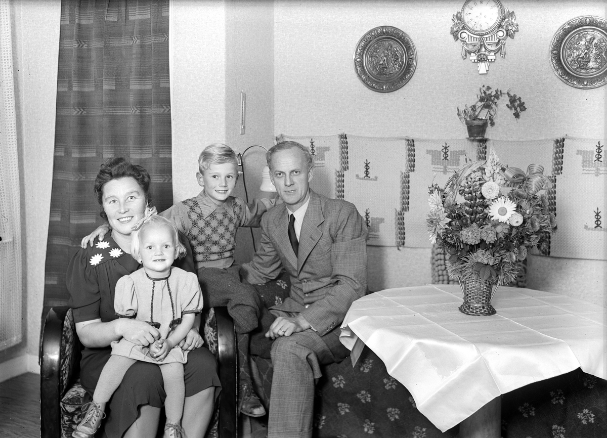 Familjen Lindberg, Strömsbro, Gävle mejeri. Foto 1944.