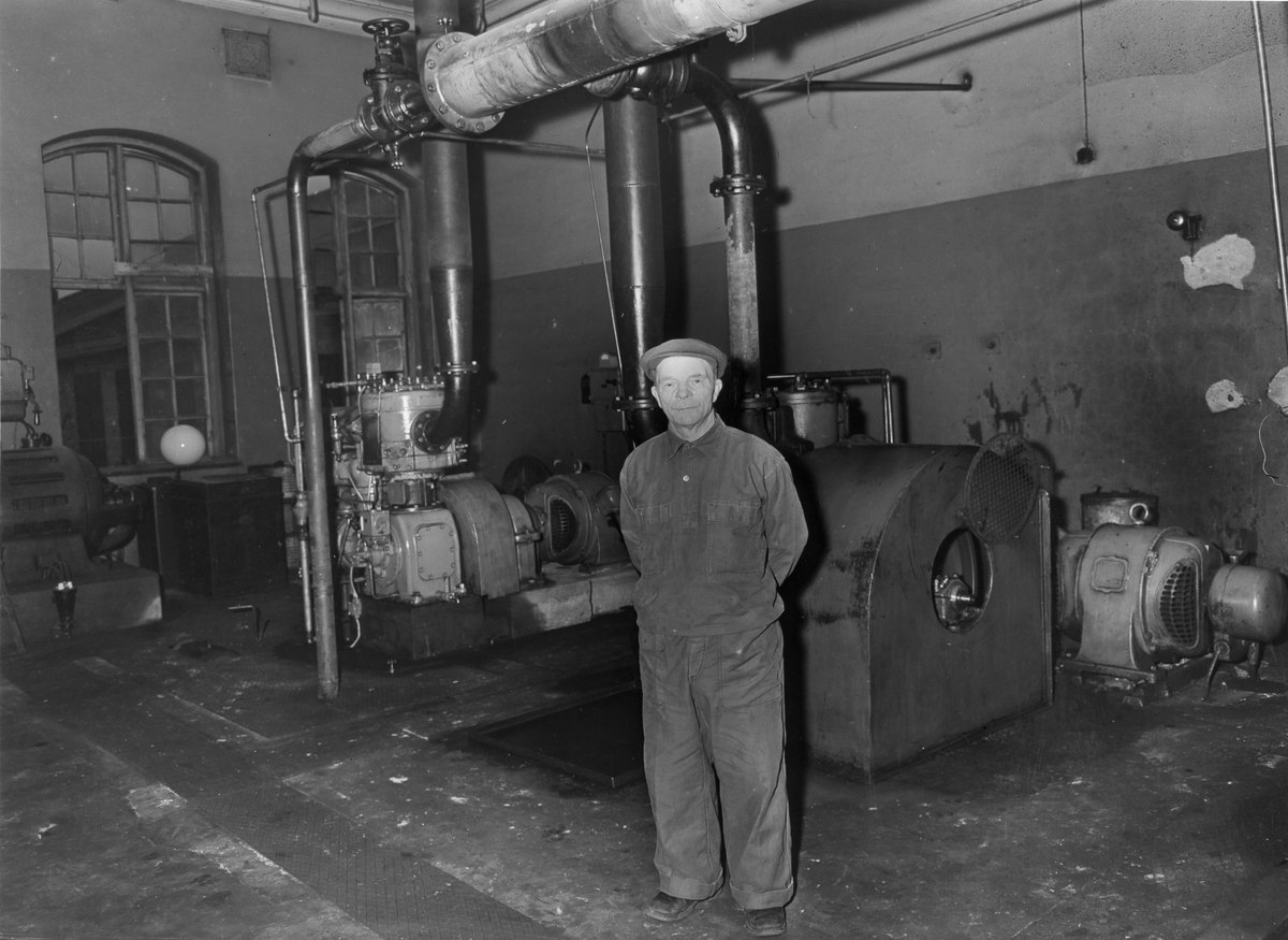 Johan Sigfrid Persson, maskinhallen i ångcentralen. Foto den 4 december 1953.