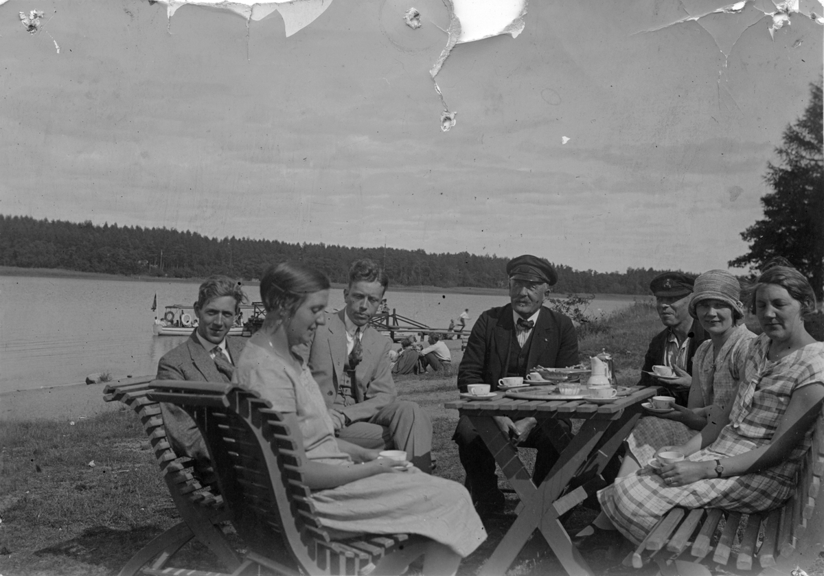 Kaffe vid Malmön.7 personer, 1920-tal.