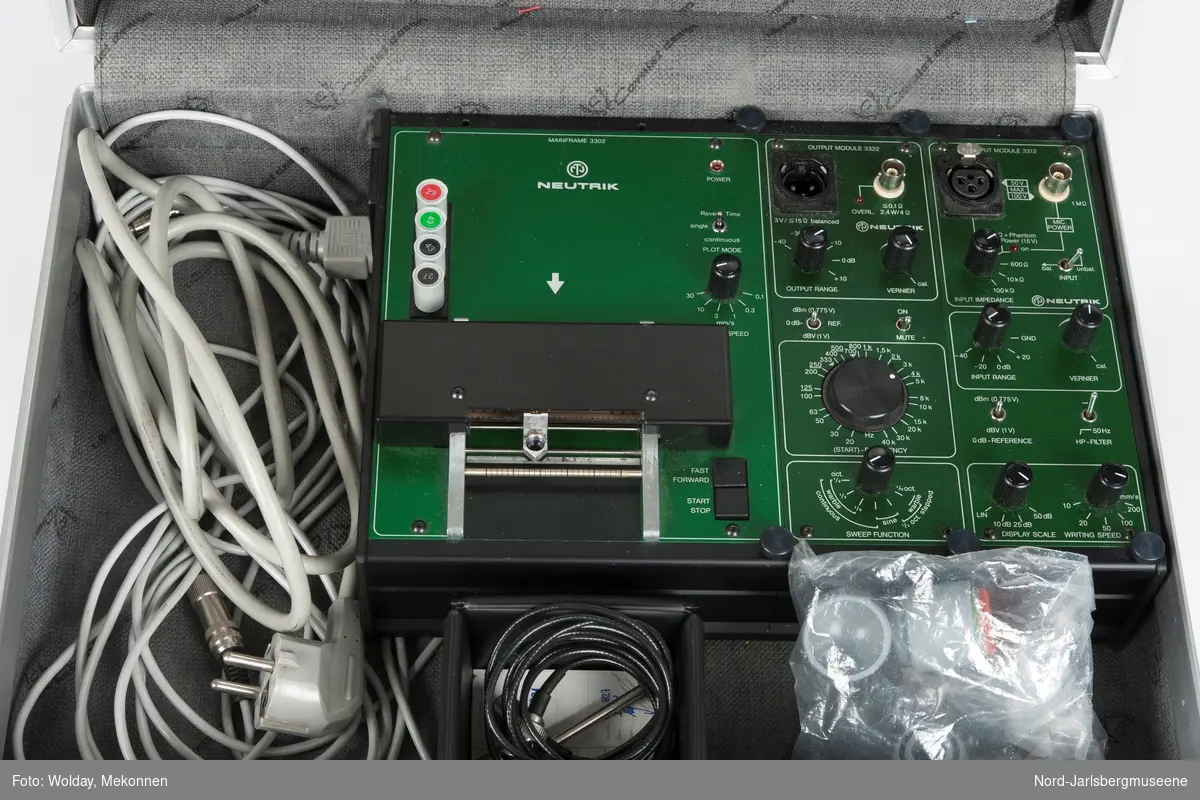 En Cavalet-koffert med audiografapparatet samt diverse utstyr for audiografen Arne Enden.
mange gjenstander i kofferten
