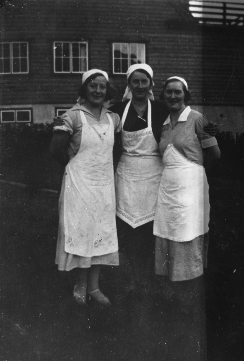 Tre tjenestefolk hos dr. Hoyer, i Langhamn Dyrøy. 1935.
