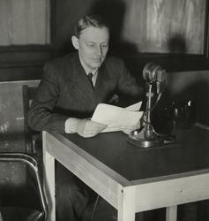 Thorleif Reiss leser i radio.