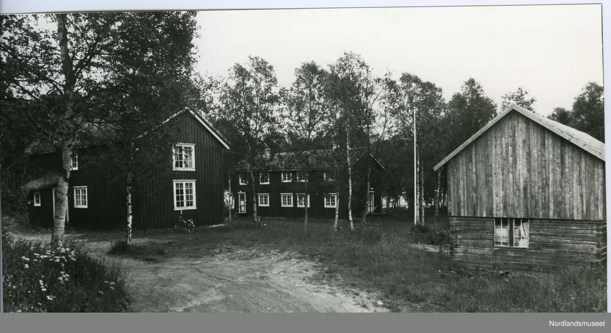 Fjøset står for enden av Bygdetunet, og har en sentral plassering i forhold til Klyngetunet. Bygget er malt i Rødt, brunt og kvitt. Bygget har to etasjer, grunnflaten pluss et høyloft. I grunnetasjen er det en laftet del, mens resten av bygget er reisverk med utvendig bordlkedning. På baksiden av bygget er det et mindre vindu i den laftede delen av bygget. I front av bygget, er det ei enkel fjøsdør som kan åpnes utenfra, og som da blir hoveddøra i Bygget. Det er også en tofags borkledd fjøsport, som bare kan åpnes innvendig. Bygget har en tofags låvedør inn til høyloftet i front. men det er ingen lovebru. 

I dag brukes fjøset som en driftsbygning for redskaper og maskinellt utstyr til drift av museets uteareal. På baksiden av bygget ble det omkring 2008 bygget et tilstøtende skur, som brukes til småverktøy og lager for planker og annet trevirke.