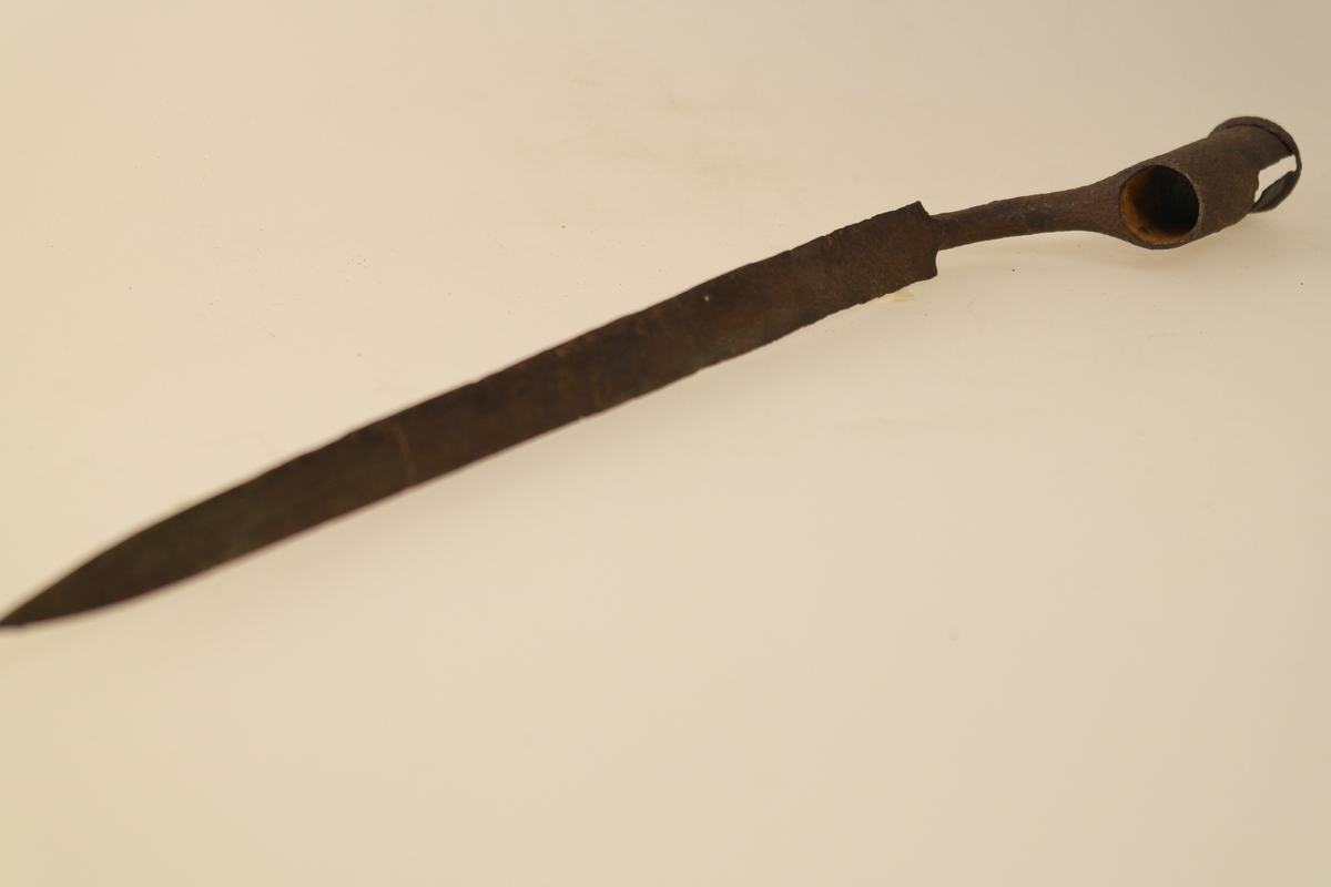 Stålbajonett. Støpt med trekantet tverrsnitt. Holk øverst.