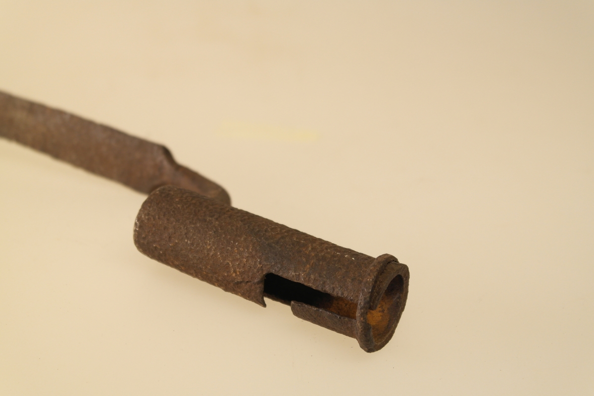 Stålbajonett. Støpt med trekantet tverrsnitt. Holk øverst.