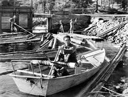 Båt for varping av tømmer, "Tjor", ved Kolstadfoss i Setskog
