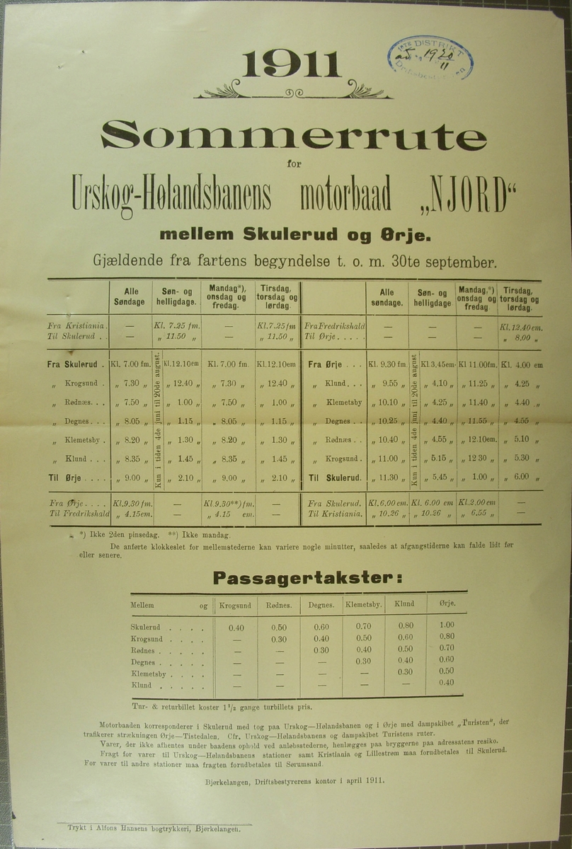 Urskog-Hølandsbanens motorbåt M/B Njord  i Krappeto sluser i Fredrikshaldskanalen. Postkort nr. 37 utgitt av M. Olsens papirhandel i Fredrikshald (Halden). Sommerrute for M/B Njord for 1911.