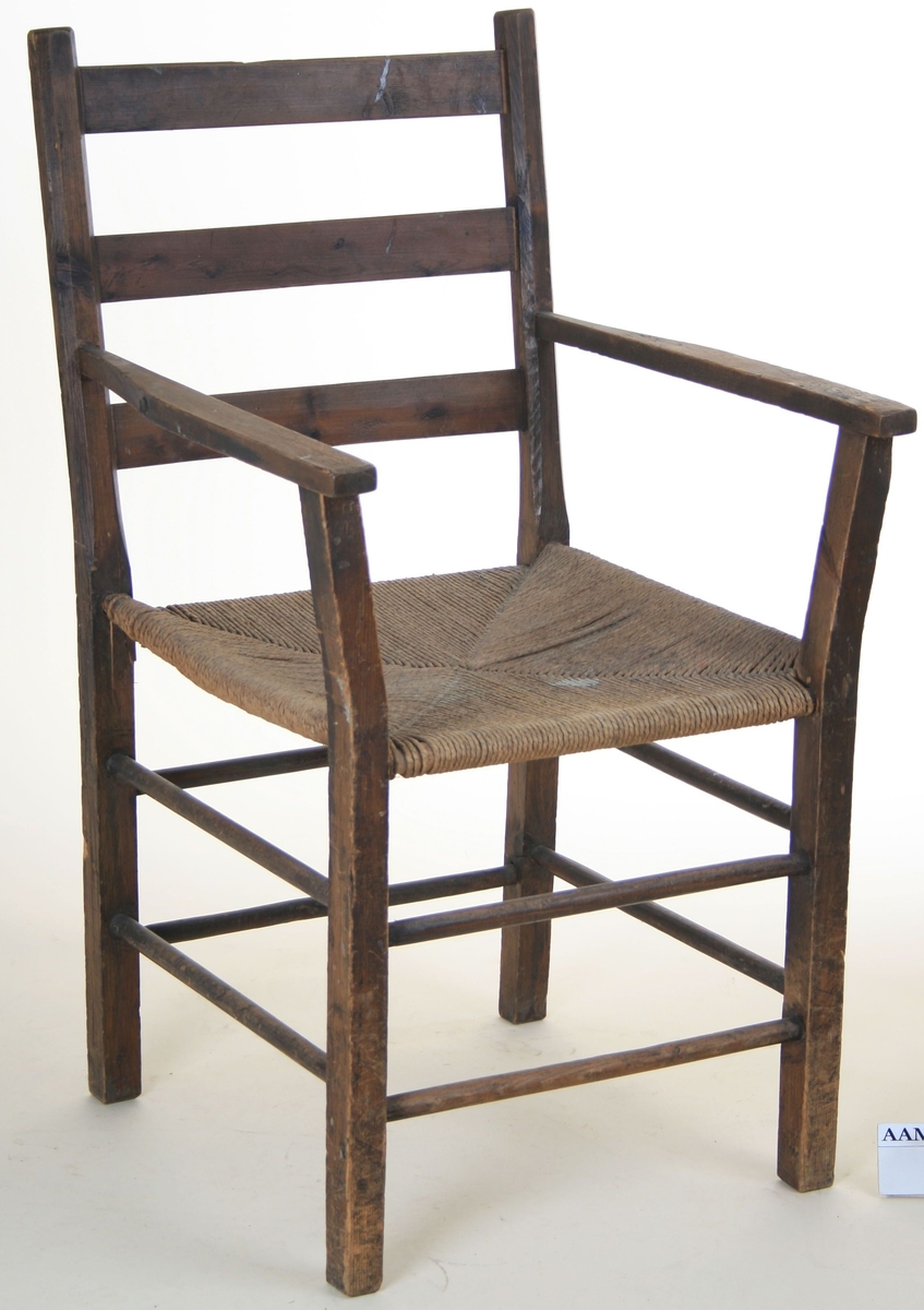 Form: Svakt buet i sete, ryggstøe og ryggbrett.
