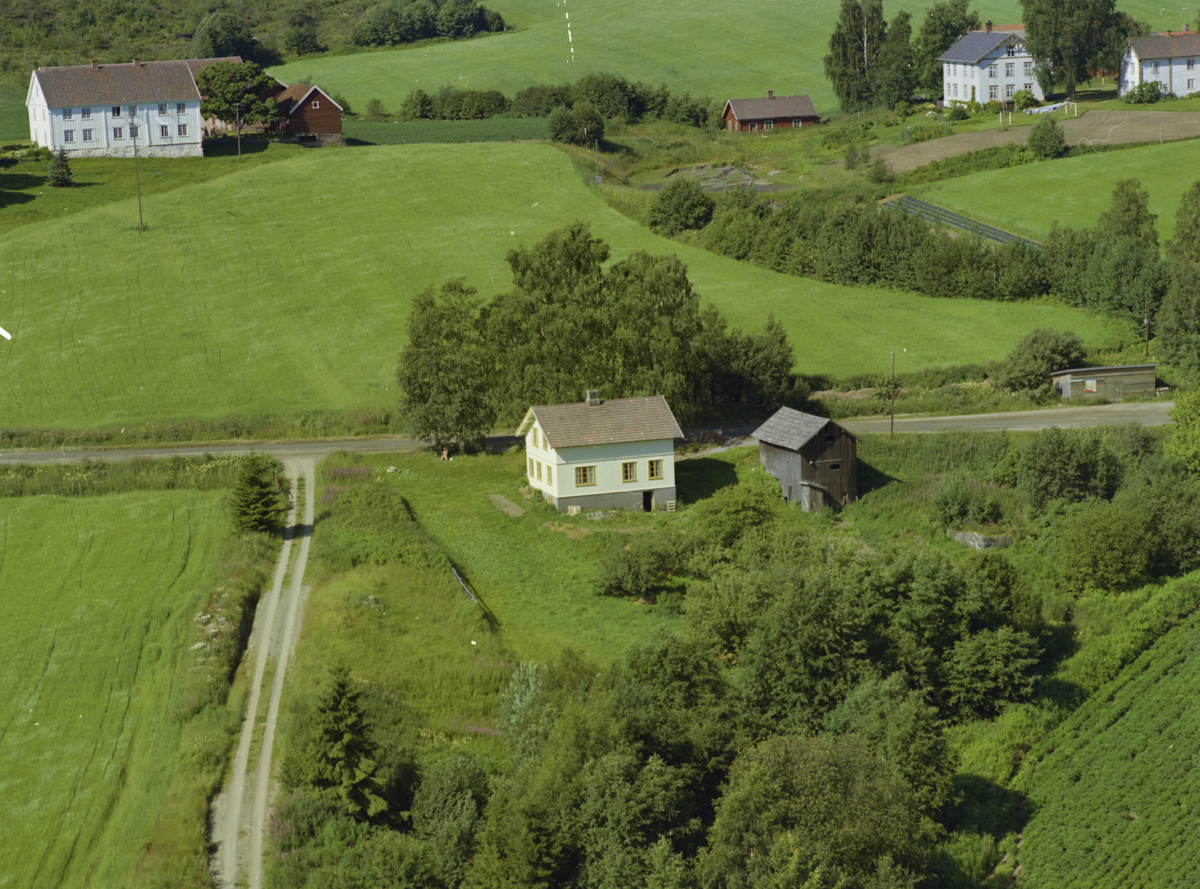 Gjøvik kommune, Biristrand. Eiendommen/huset heter Veimot. Til venstre bak ligger Bjørnstad søndre, til høyre Bjørnstad nordre. Midt i mellom Bjørnstadgårdene ligger en nesten uttørket dam.