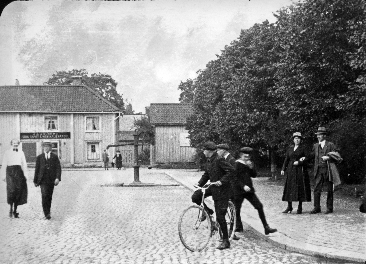 Lilla Torget med flanörer, 1910-20.