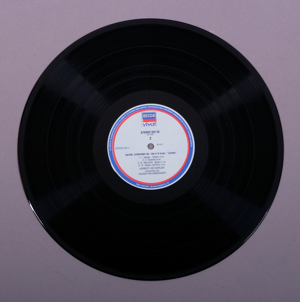 Grammofonplate i svart vinyl og plateomslag i papp. Plata ligger i en papirlomme fôret med plast.