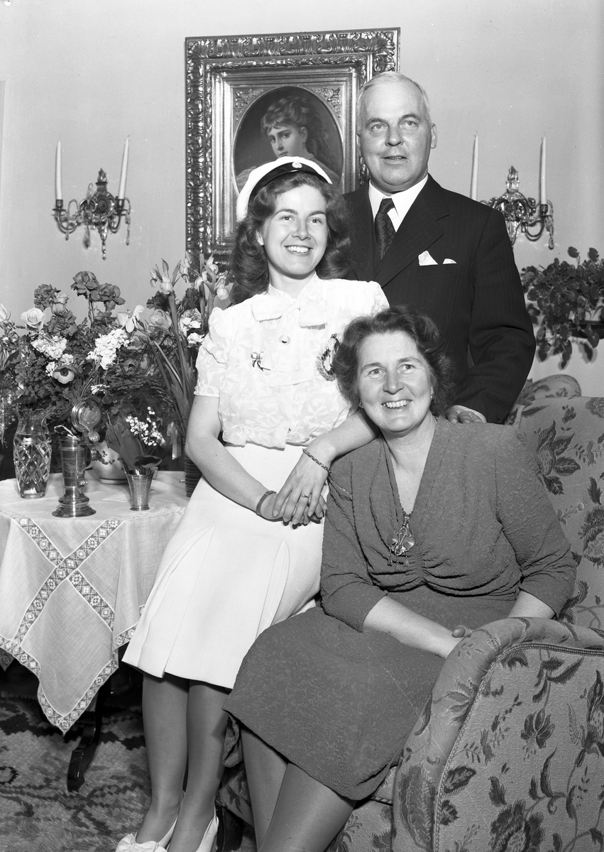 Familjeporträtt. Direktör Albert Westin, Norra Kopparslagrgatan 17, Gävle. 11 maj 1946.