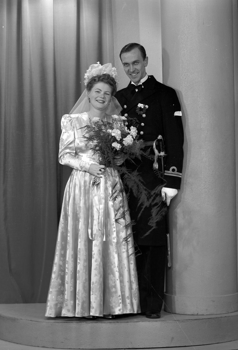 Brudpar Eric Schönning, Stockholm. 16 december 1945. Sändes till fru S. Åkersson, Norra Strandgatan 21, Gävle.