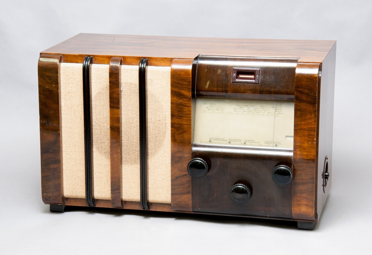 Radiomottagare, allströmsapparat med inbyggd högtalare.