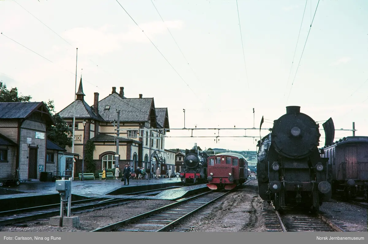 Gjøvik stasjon med persontog i spor 1, skiftetraktor i spor 2 og "stortysker" i spor 3
