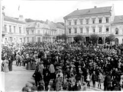 17. mai på tovet i Larvik, festkledde mennesker. Laurvigs fa
