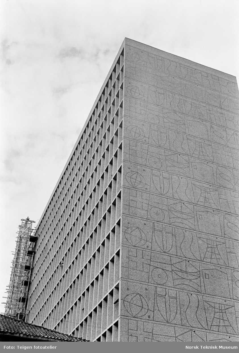 Byggeprosessen av Høyblokka i Regjeringskvartalet, inkludert støping av naturbetong og sandblåsing.