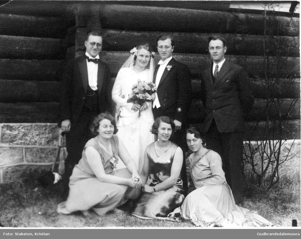 Ukjent brudepar ved Skjåk kyrkje ca. 1930.  
T.v. sokneprest Egil Åkvik (f. 1893), t.h. Ingvald Skåre (f. 1903)