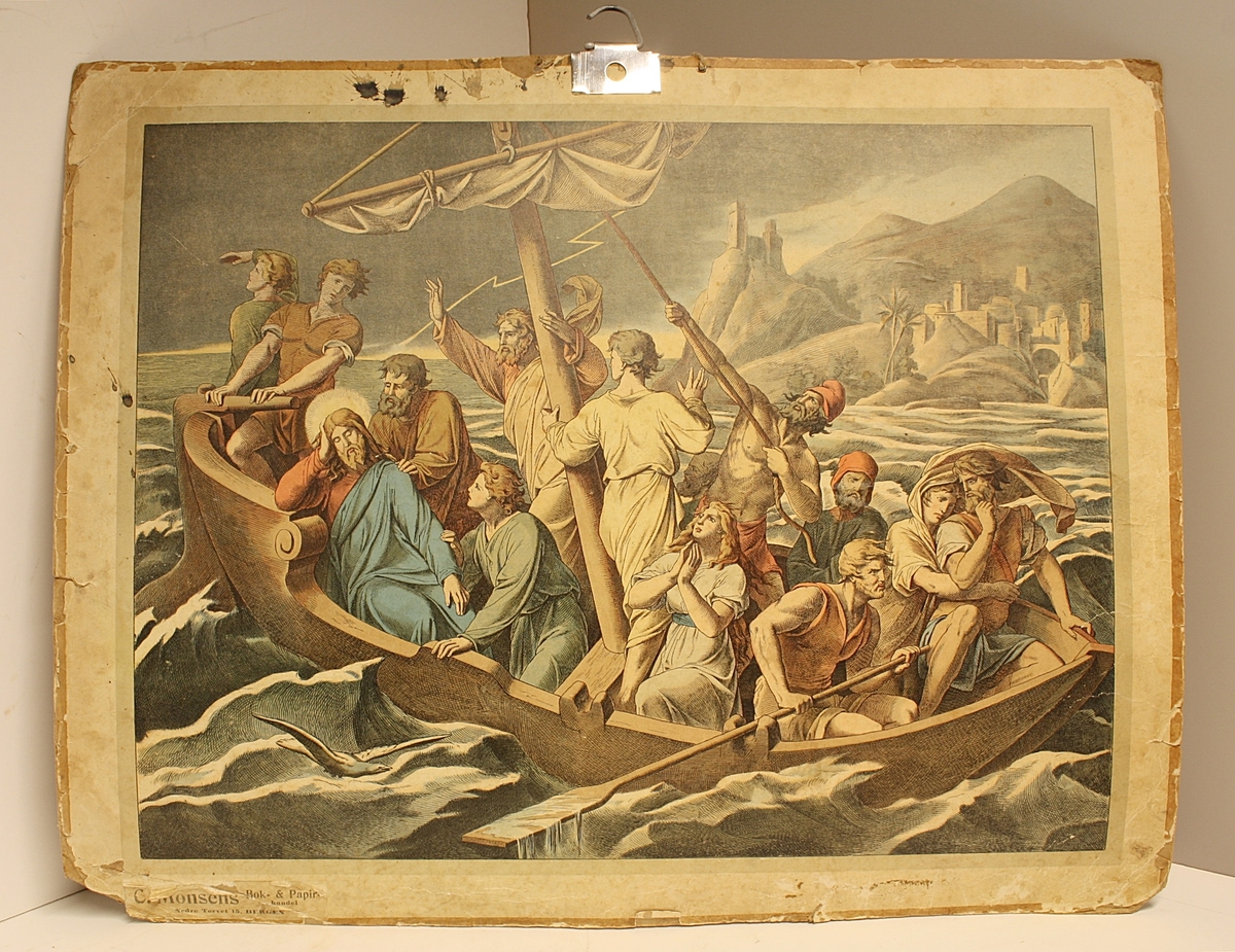 Rektangulær plakat. 13 personer i båt. En av dem er Jesus. Dårlig vær. Nyere metallkrok til oppheng. Noen blekkflekker.
