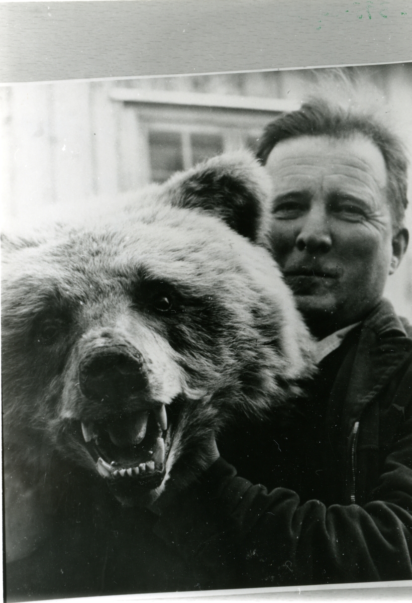 Ole Elsrud med bjørnen han skaut under Aurdalsberga i 1938.