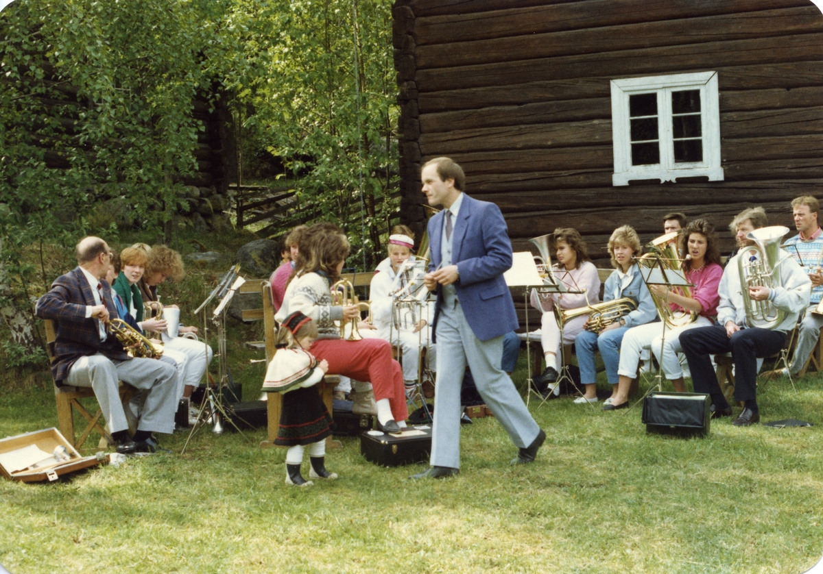 Åge Evenstuen saman med noko av Bagn Musikkorps, 1987.