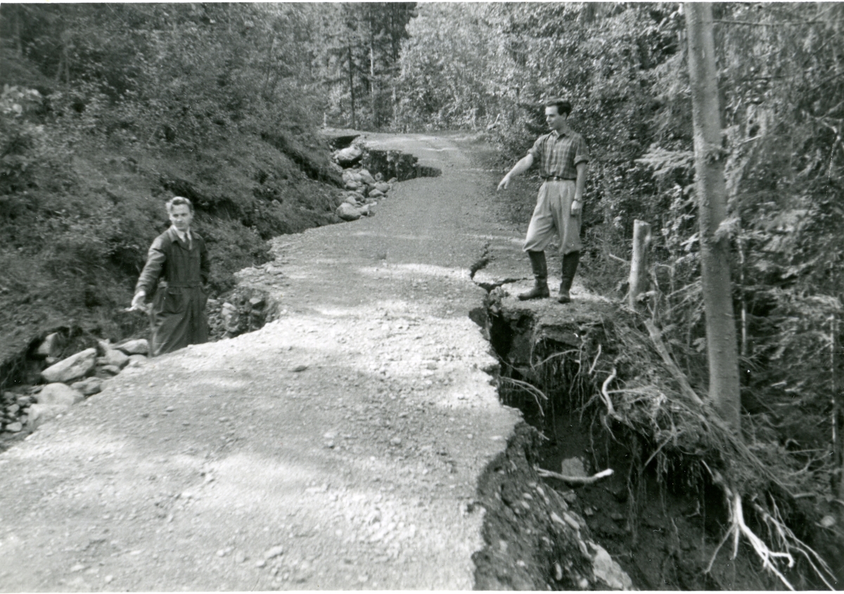 Bjarne Bang og Bjørn Dølven på vegen til Reinli som blei tatt av flaum i 1951.