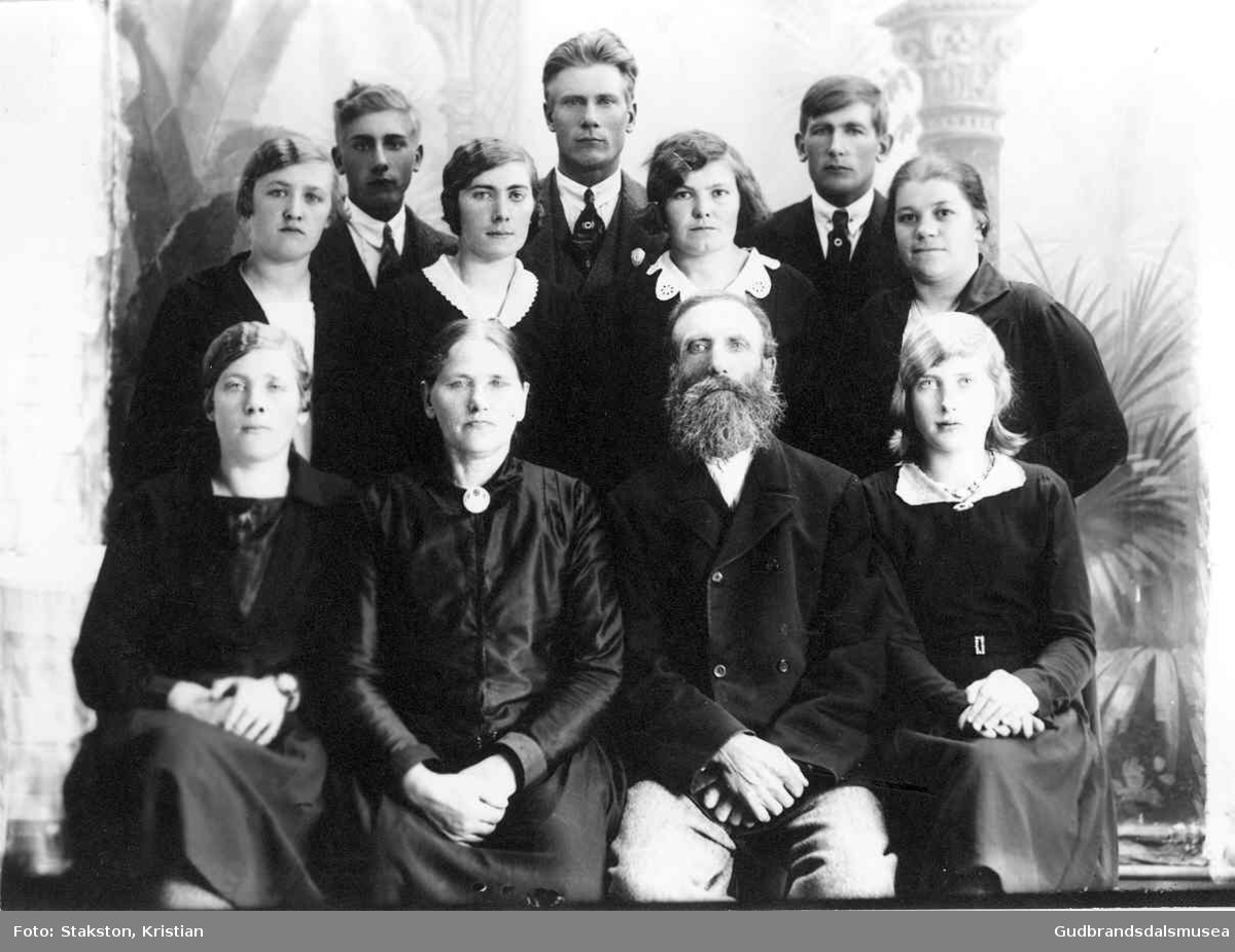 Ola Kjørren (f. 1867) med familie