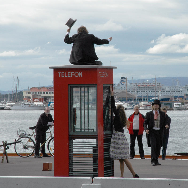 Drama rundt den vernede telefonkiosken på Akershuskaia. (Foto/Photo)