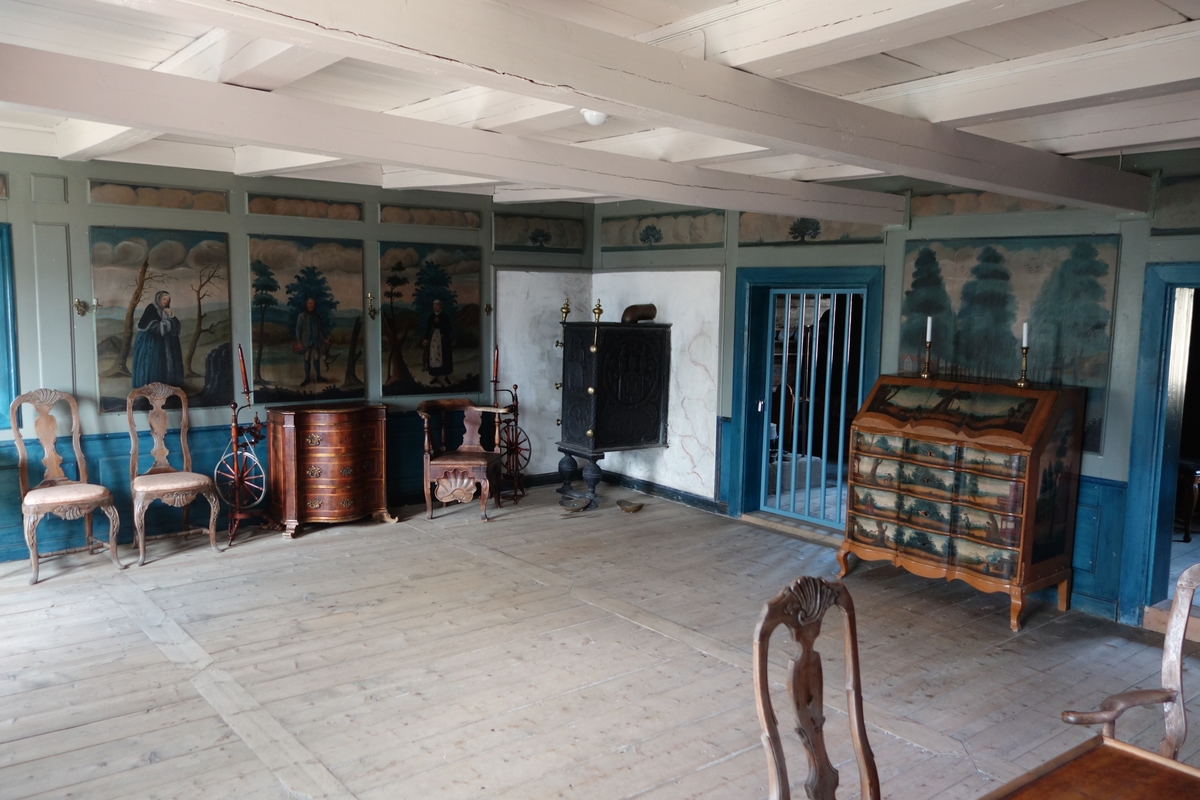 Laftet bygning i to etasjer. Svalgang i begge etasjer på inngangssiden, inntrukket svalgang på nordøstre fasade, der svalgangen ender i en utstikkende "hemmelighet", en utedo. Lukket svalgang i første etasje, delvis åpen svalgang i andre etasje. I svalgangen trapp til andre etasje. Fra svalgangen i første etasje dør inn til stua. Fra stua er det dør inn til et lite kjøkken i nordre hjørne og et kammers i østre hjørne.Stua har malte paneler med bilder med allegoriske motiver, som framstiller sanser og årstider, malt etter trykte forlegg. Disse er malt av Peder Ådnes, og kommer opprinnelig fra Bjellum i Jevnaker. I kammerset er det satt opp to paneler som er framstillinger av gardstunet på Bjellum.