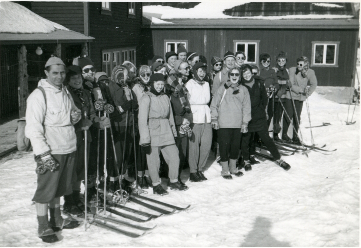 Framhaldsskolen i Begnadalen på skitur, 1954/55.