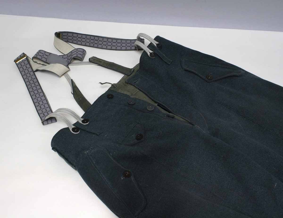 Full uniform med støvler. På brystet har den en pins (Politiets dag 1942), en bånd (Minne-/deltakermedalje 1914-1918) og EK. 2. klasse bånd. Den har også fløyte i brystlommen. 

Skulderdistinksjoner til en oberwachtmeister

I lommen var det stoff lapper og sytråd med nål. 

På beltet har den pistolhylster med Walther PP magasin.