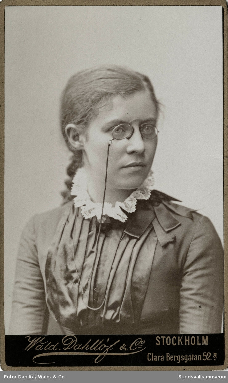 Porträtt på Sofia Gisberg, som 25-årig student på Slöjdskolan i Stockholm 1879.
