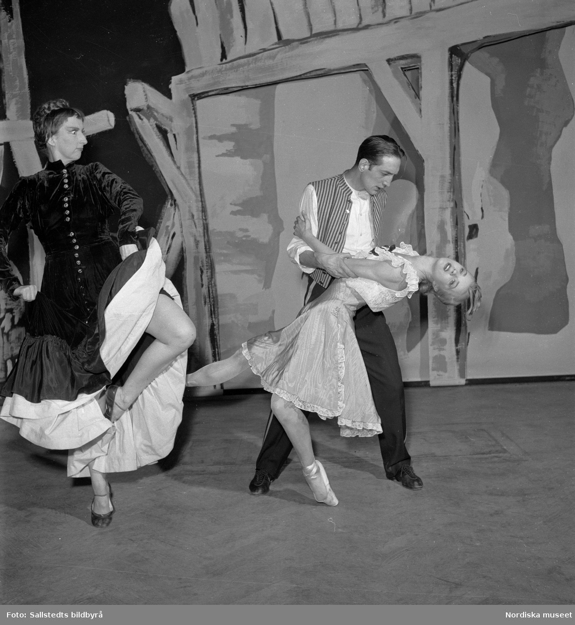 Dansaren och koreografen Birgit Cullberg tillsammans med Elsa-Marianne von Rosen och Julius Mengarelli i Fröken Julie på Södra Teatern, Riksteatern, februari 1950.