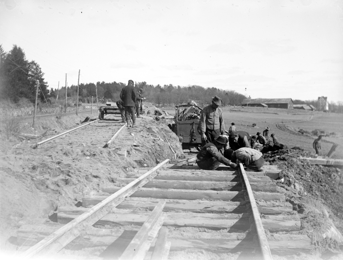 "Järnvägsbygge Uppsalabanan". Bärgning av urspårat lokomotiv, Salnecke, Örsundsbro, Uppland, vy från väster, sannolikt 11 april 1911.