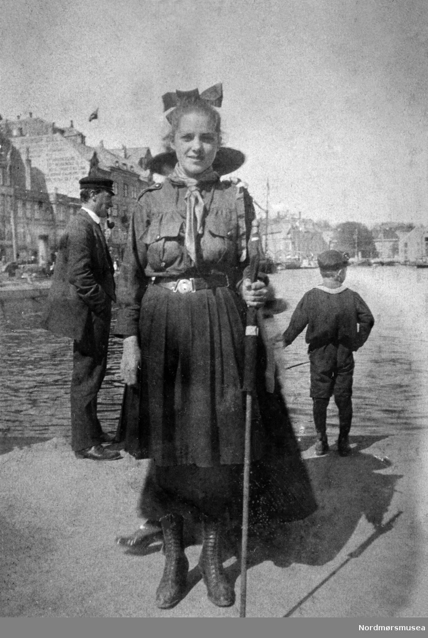 "Paa kaien 17 mai 1919." Fra et fotoalbum tilhørende Ellinor Williams-Phakdikun (1905-1963). Fra Nordmøre museums fotosamlinger.