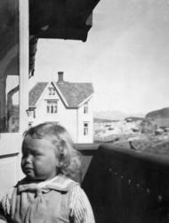 "Dutti paa verandaen." Fra et fotoalbum tilhørende Ellinor W