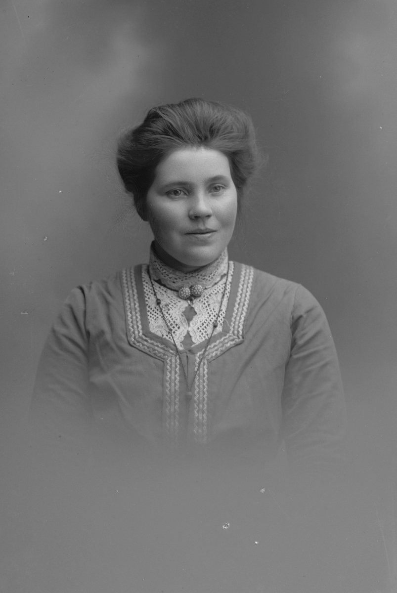 Beda Karolina Andersson från Per`s Kungsberg, Järbo, född 1891, död 1918.