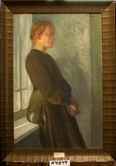 Oljemålning på duk.
Knäbild av kvinna halvsittande i fönstersmyg.
Gulrött hår med fläta över hjässan, klädd i mörkgrön klänning.