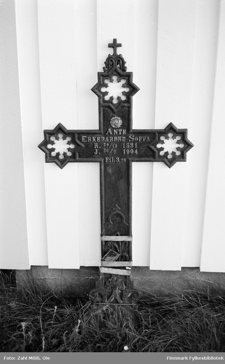 April 1968. Polmak. Jernkors på kirkegård, fotografert av Ole Zahl Mölö.