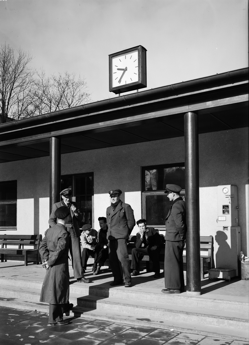 Busschafförer och resenärer utanför Uppsala busstation, Järnvägsområdet, Uppsala mars 1939