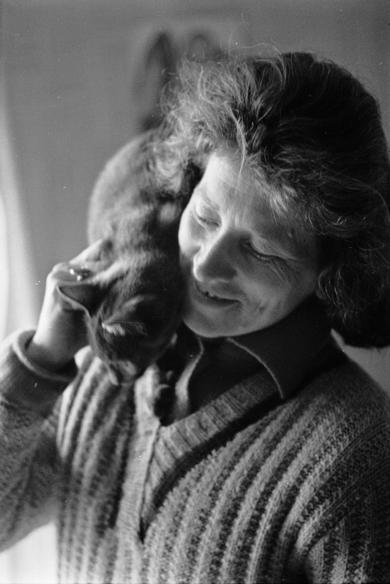 Clary Huldt med katt på axeln, Riala, april 1967