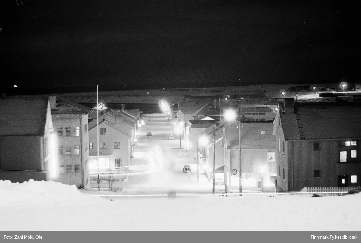 Vadsø 1969. Julegaten, trafikk i sentrum. Fotografier av Ole Zahl Mölö.