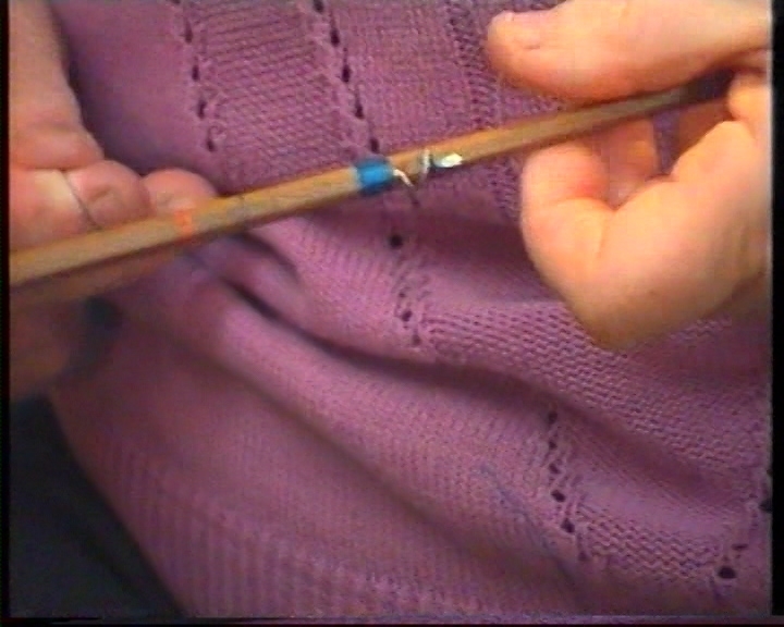 Garmann Holen lagar fiskestong. 
13.03.2000: Handtak, holkar
15.03.2000: Laging av bøylar. Surring, lukking.
Lengde: 00.00-35.07.