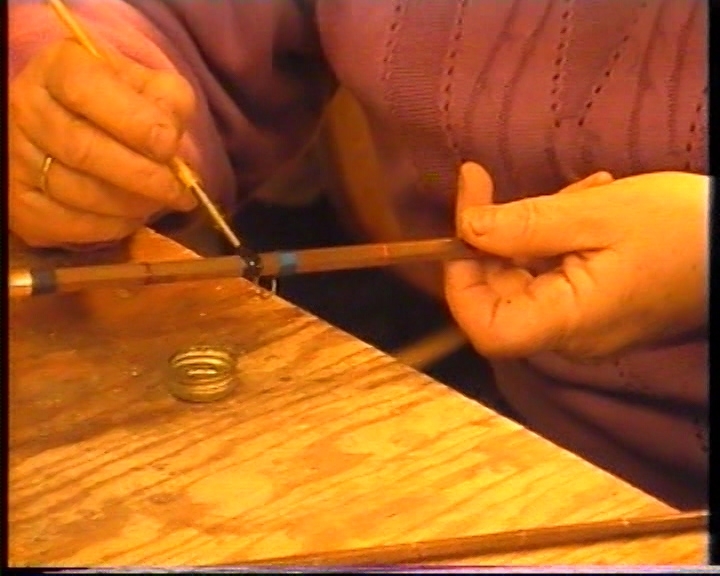 Garmann Holen lagar fiskestong. 
13.03.2000: Handtak, holkar
15.03.2000: Laging av bøylar. Surring, lukking.
Lengde: 00.00-35.07.